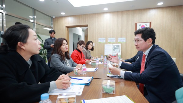 3-2. 이상일 용인특례시장이 지난 1일 다움학교를 방문해 교장과 용인교육지원청 관계자, 학부모를 만나 의견을 나눴다..JPG