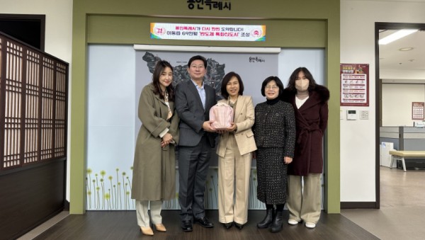 3. 김희정 용인교육지원청 교육장이 지난 4일 이상일 시장을 방문해 대학수학능력시험이 안전하게 진행될 수 있도록 지원한 것에 대해 감사의 뜻을 표했다. (1).jpg