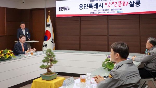 10-2. 이상일 용인특례시장이 7인 안전문화살롱 간담회에서 시민안전보험에 대해 설명하고 있다.JPG