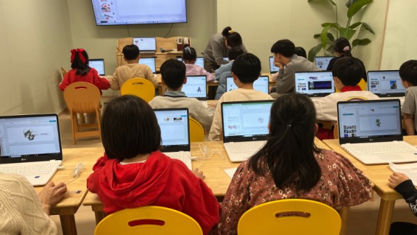 3-2. 수지도서관의 찾아가는 디지털 창작소 프로그램 운영 모습. 사진은 어린이들이 디자인 프로그램을 활용하는 모습..jpg