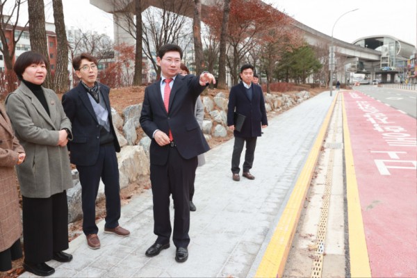 1-1. 이상일 용인특례시장이 13일 용인고등학교 학생들의 안전을 위해 마련한 통학차량 승하차구간을 학교 교사, 학부모와 함께 보고 있다..jpg