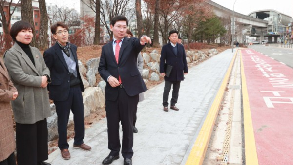 1-1. 이상일 용인특례시장이 13일 용인고등학교 학생들의 안전을 위해 마련한 통학차량 승하차구간을 학교 교사, 학부모와 함께 보고 있다..jpg