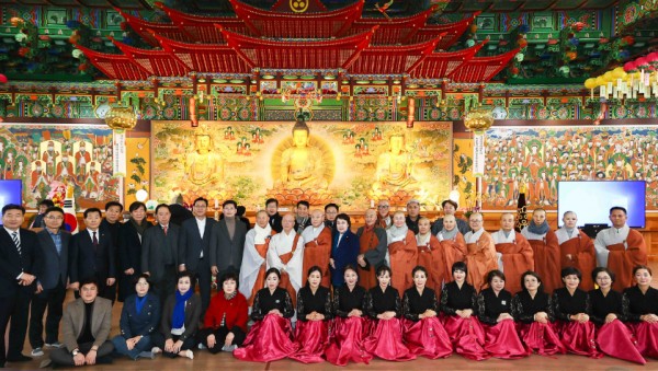 5-3. 이상일 용인특례시장은 16일 오후 처인구 역북동 용인 호국선봉사 대웅전에서 열린 ‘2023년 용인시 불교연합회 송년 법회’에 참석했다..jpg