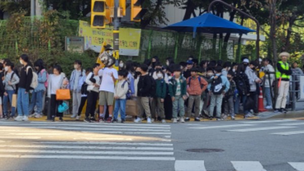 3-2. 상현초등학교 앞 좁은 횡단보도 대기공간의 학생들.jpg