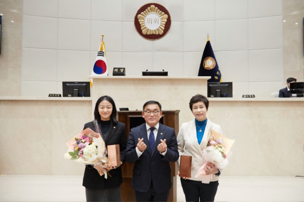 20231222 용인특례시의회 황미상·기주옥 의원, 경기도시·군의회의장 남부권협의회 의정활동 우수의원 표창 수상.jpg