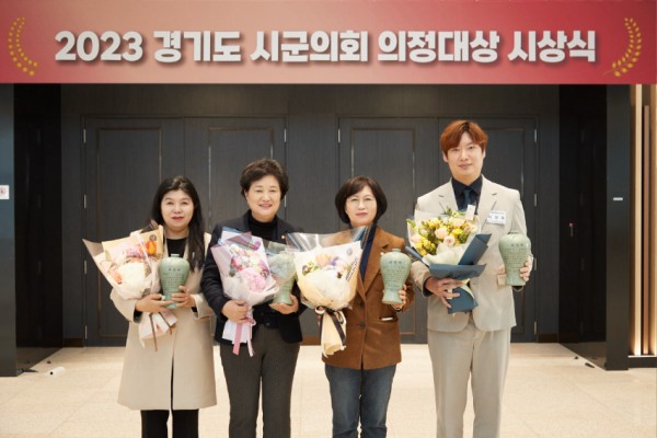 20231226 남홍숙·김태우·안지현·이상욱·이윤미 의원, 제13회 의정활동 우수의원 표창패 수상(2).jpg