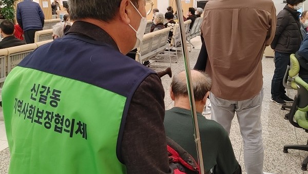 5-2. 신갈동 지역사회보장협의체 위원이 유모씨와 함께 병원에 동행한 모습.jpg