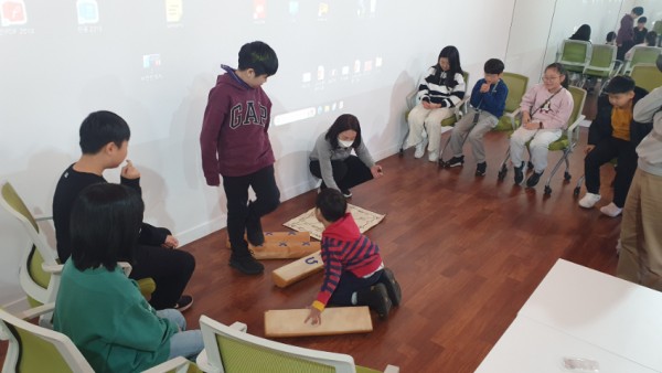 6. 용인처인성역사교육관이 진행한 전통놀이 프로그램 신나는 우리놀이 모습.jpg