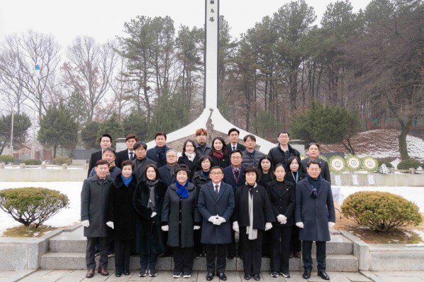 20210102 용인특례시의회, 현충탑 참배로 새해 일정 시작(1).jpg