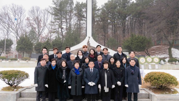 20210102 용인특례시의회, 현충탑 참배로 새해 일정 시작(1).jpg