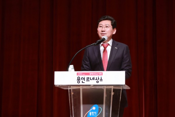 3-1. 이상일 용인특례시장이 2일 2024년 시무식에서 인사말을 하고있다.JPG