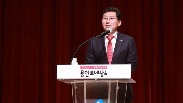 3-1. 이상일 용인특례시장이 2일 2024년 시무식에서 인사말을 하고있다.JPG