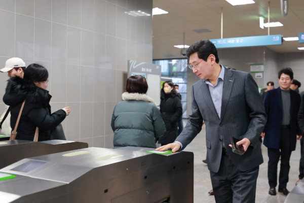 8-3. 이상일 용인특례시장이 3일 용인경전철 기흥역에서 개찰구를 통과하고 있다.JPG