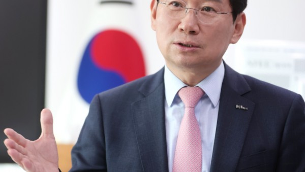 2-1. 이상일 용인특례시장이 경기도의 지방산업단지 심의 권한을 특례시에 이양해야 한다는 서한문을 박상우 국토교통부 장관에게 전달했다..JPG
