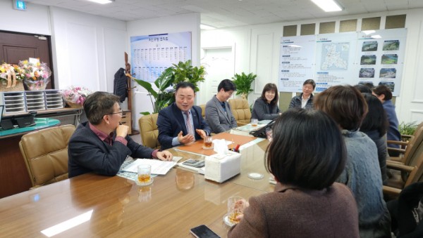 5. 송종율 처인구청장이 업무보고를 받고 지역 발전을 위한 행정 추진 방안을 제시하고 있다..jpg