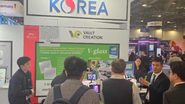 2. CES 2024 용인관에서 볼트크리에이션 관계자가바이어에 제품을 소개하고 있다.jpg