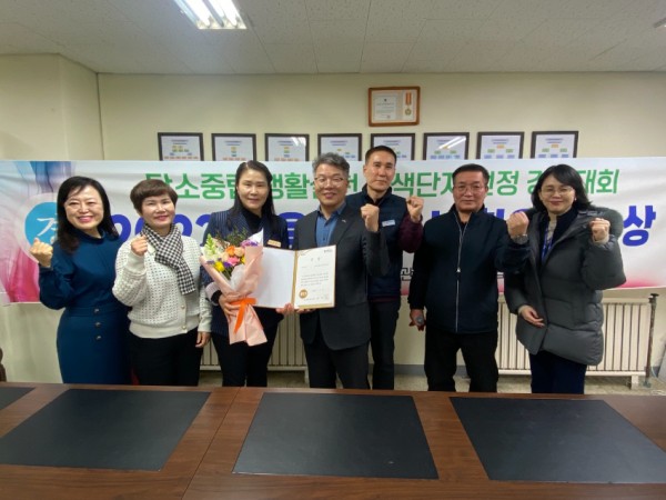 6-1. 용인특례시는 탄소중립 생활실천 녹색단지 선정 경진대회에서 최우수 단지로 선정된 해든마을 동문굿모닝힐 아파트에 현판을 전달했다.jpeg