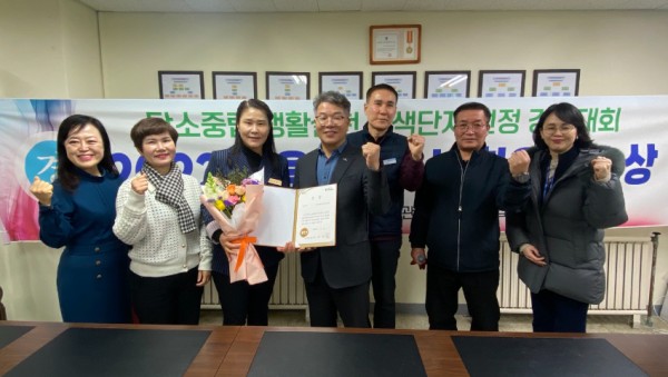 6-1. 용인특례시는 탄소중립 생활실천 녹색단지 선정 경진대회에서 최우수 단지로 선정된 해든마을 동문굿모닝힐 아파트에 현판을 전달했다.jpeg