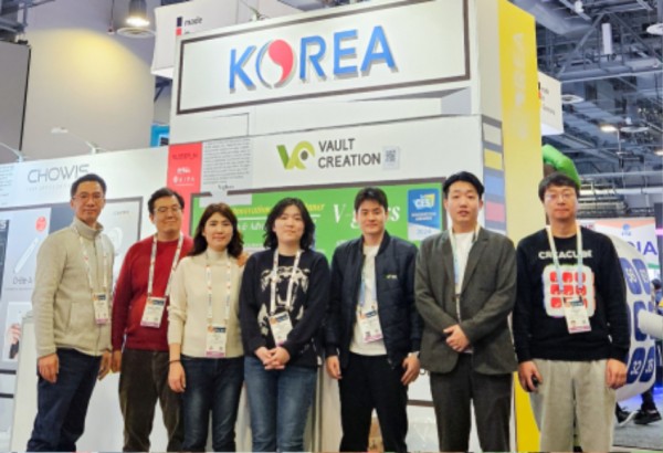 1-1. CES2024 용인특례시 공동관에 참가한 중소기업 관계자들이 기념촬영을 하고 있다.jpg