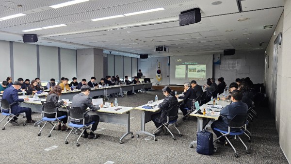 4. 용인특례시 관계자가 지난 2일 정부세종청사에서 열린 국토교통부 디지털트윈(DT) 국토 시범사업 착수보고회에서 디지털트윈의 행정활용 모델 사업을 발표하고 있다. (2).jpg