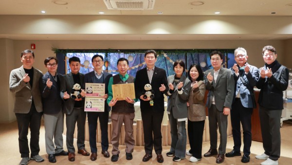 10-2. 8일 용인특례시는 푸바오에게 특례명예시민 증서를, 루이.후이바오에게 아기 주민등록증을 전달했다. 사진은 용인시관계자들과 에버랜드관계자들이 기념사진을 찍고 있는 모습..JPG