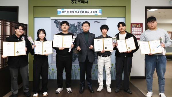 3. 이상일 용인특례시장이 19일 용인학 강좌 우수 수료생 9명에 표창하고 기념촬영을 하고 있다.jpg