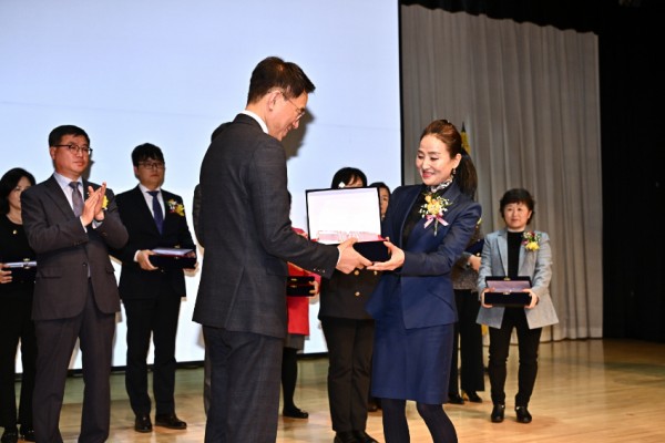 5. 수지도서관(오른쪽이 도서관 관계자)이 지난 22일 한국도서관협회 주관 제56회 한국도서관상 단체부문 상을 받았다..JPG