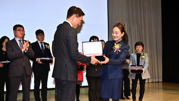 5. 수지도서관(오른쪽이 도서관 관계자)이 지난 22일 한국도서관협회 주관 제56회 한국도서관상 단체부문 상을 받았다..JPG