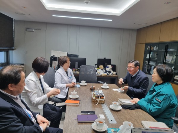 4. 류광열 용인특례시 제1부시장이 26일 용인세브란스병원 관계자들의 목소리를 경청하고, 향후 대책을 논의했다..jpg