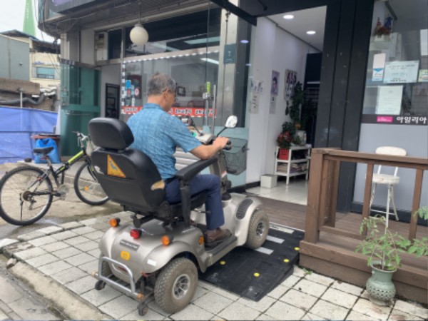 6. 지난해 용인특례시가 지원한 경사로 설치 사업.JPG