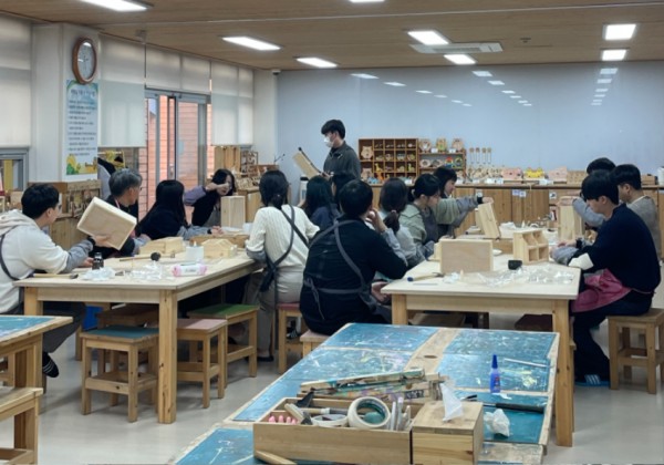 15. 용인자연휴양양림 내 목재문화체험관에서 목공예 프로그럄에 참여하고 있는 교육생들의 모습..jpg