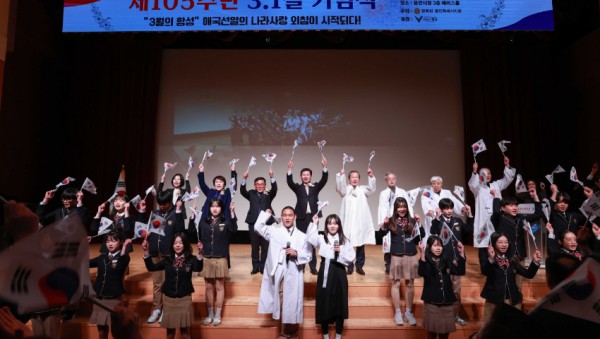 1-1. 1일 용인특례시청에서 열린 제105주년 3.1절 기념식 이상일 시장과 보훈단체 관계자들이 만세삼창을 하고 있다..JPG