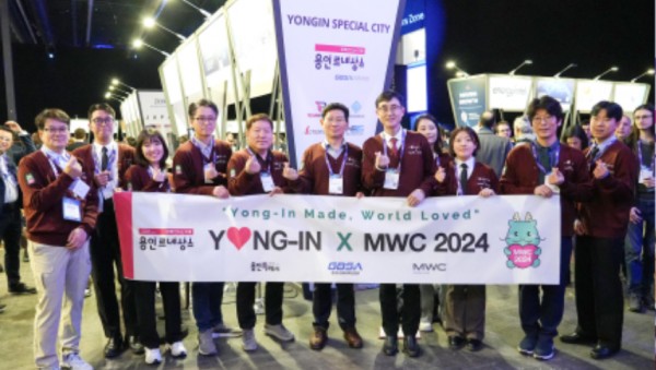 10-1. 이상일 용인특례시장이 지난달 27일 스페인 바르셀로나에서 열린 MWC 2024를 방문해 박람회에 참가한 용인 기업 관계자들과 기념촬영을 하고 있다..jpg