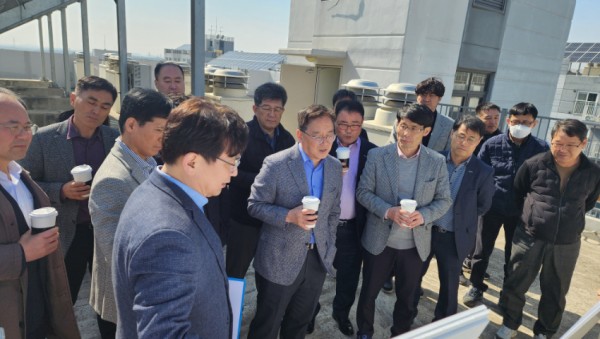 1. 황준기 제2부시장(가운데 파란셔츠)이 지난 13일 평택시 고덕신도시 한 아파트 옥상에서 LH 관계자에게 개발현황을 듣고 있다.jpg
