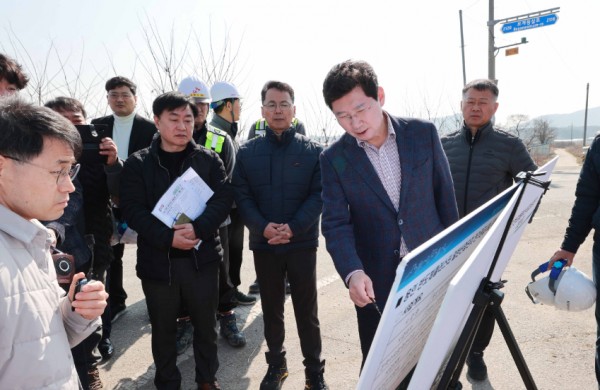 1-2. 이상일 용인특례시장이 지난 15일 보개원삼로 확장공사 현장을 방문했다.JPG