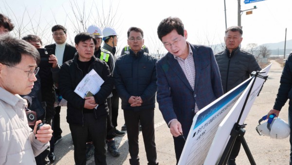 1-2. 이상일 용인특례시장이 지난 15일 보개원삼로 확장공사 현장을 방문했다.JPG