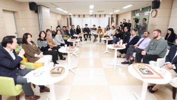 임태희경기도교육감이 15일 경기도교육청국제교육원을 방문한 가운데 인사말씀을 하고 있다.(사진1).jpg
