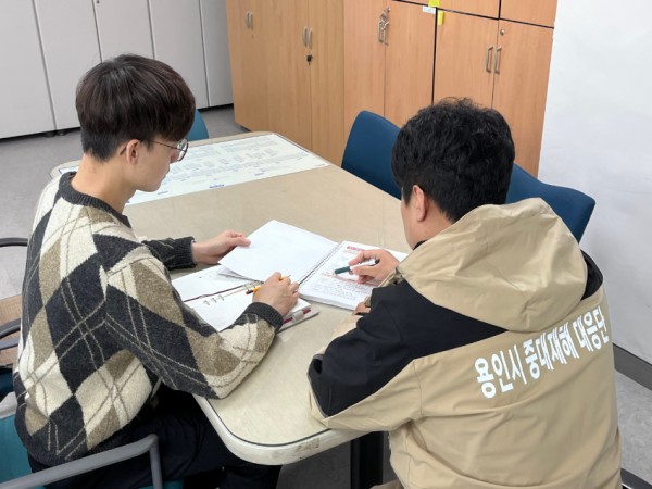 3. 용인특례시가 중대시민재해 예방을 위한 표준 매뉴얼을 개정해 관계부서에 배포했다. 사진은 담당자에게 교육을 하는 모습..jpg