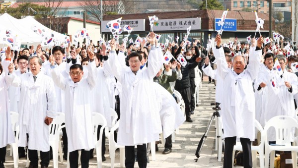 1-2. 이상일 용인특례시장(앞 줄 오른쪽에서 두번째) 등 참석자들이 23일 구 원삼어린이집 야외무대에서 열린 용인 3·21 만세운동 기념 행사에서 만세 삼창을 하고 있다..jpg