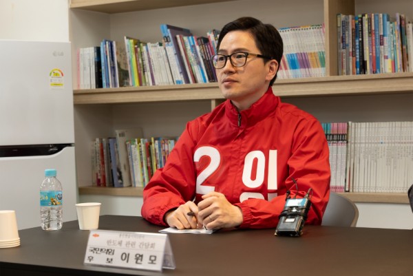 별첨1.e편한세상용인한숲시티 주민들과 간담회 진행중인 이원모 후보.jpg