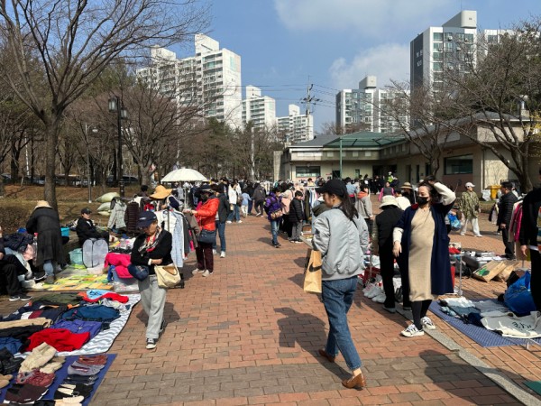 6-2. 수지구가 지난 23일 수지근린공원에서 나눔장터 행사를 열었다. (1).jpg