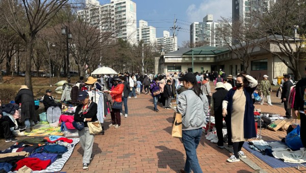 6-2. 수지구가 지난 23일 수지근린공원에서 나눔장터 행사를 열었다. (1).jpg
