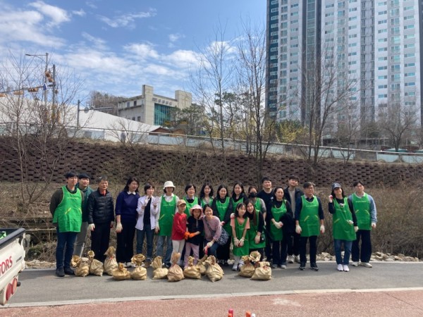9-2. 지난 24일 상하동 주민자치위원회가 상하천 수질개선을 위해 EM흙공 던지기 봉사활동을 열었다..jpg