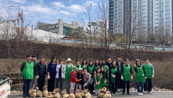 9-2. 지난 24일 상하동 주민자치위원회가 상하천 수질개선을 위해 EM흙공 던지기 봉사활동을 열었다..jpg