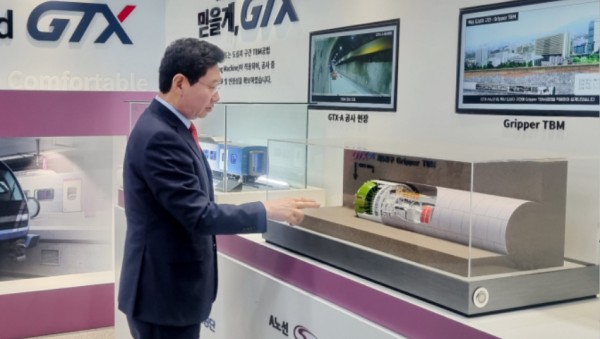 8-3. 이상일 용인특례시장이 29일 GTX-A 수서~동탄 구간 개통기념식에서 홍보관을 관람하고 있다(경기공동사진취재단 제공).jpg