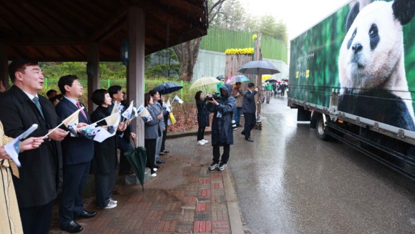 10-2. 3일 용인 에버랜드에서 열린 푸바오 환송식에 참석한 이상일 용인특례시장과 참석자들의 모습.jpg