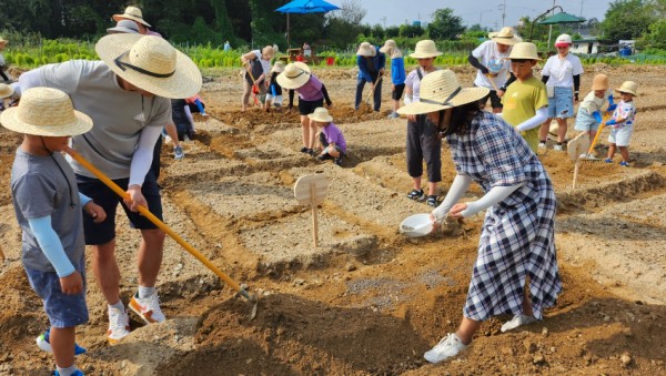 7-2. 용인특례시 수지구보건소가 마련한 아토피 안심학교 체험농장 모습.jpg