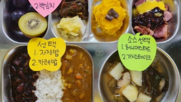 240405 경기도교육청, 학생 93.7%가 희망하는 자율선택급식 250교로 확대(학교급식보건과) 사진3 자율선택급식 식단.jpg
