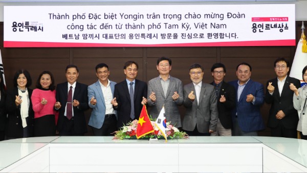 1-1. 이상일 용인특례시장(가운데)이 15일 베트남 꽝남성 땀끼시 관계자들과 기념촬영을 하고 있다.jpg