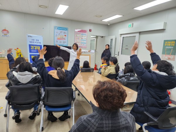 5. 기흥구보건소의 찾아가는 보건의료서비스 건강이와 한방이 현장.jpg